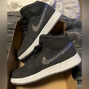 Air Jordan 1 MID SE GS